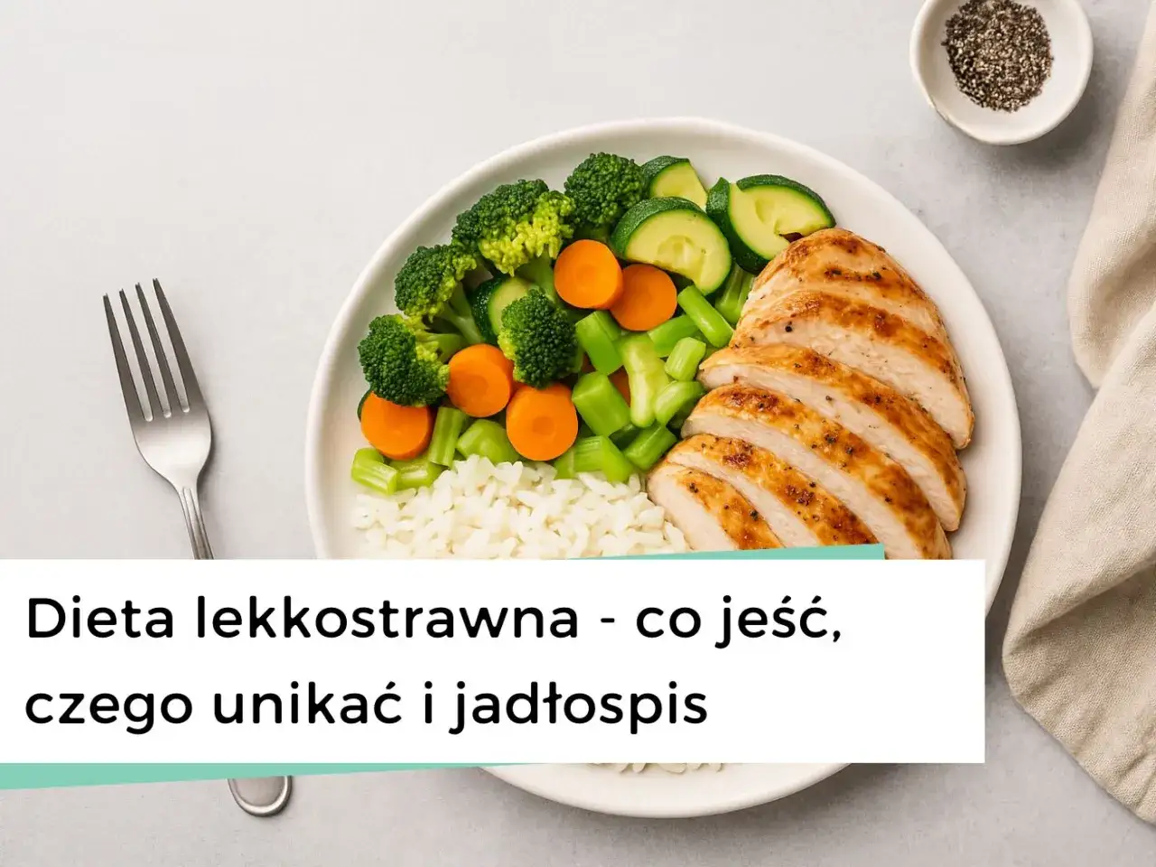 Talerz z kurczakiem, ryżem i warzywami. Idealny jadłospis na tydzień dla diety lekkostrawnej.