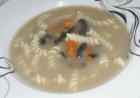 Zupa pieczarkowa z makaronem, przepis babci. Aromatyczna, z kawałkami pieczarek i marchewki, podana z makaronem.