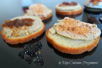 Koreczki z pasztetem i kawiorową nutą. Czy to foie gras? Delikatne smaki na chrupiącej grzance.