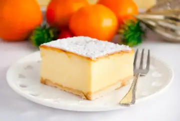 Pyszny sernik z wiaderka, idealny na deser. Zastanawiasz się, jak długo piec sernik z wiaderka, by był idealny?