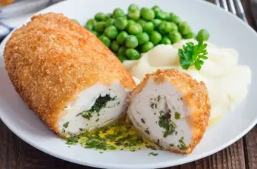 Kotlet de volaille z zielonym groszkiem i puree ziemniaczanym. Jedno z 50 pomysłów na obiad, które zachwycą każdego.