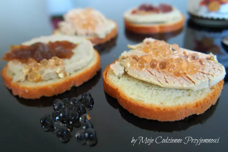 Koreczki z pasztetem i kawiorową nutą. Czy to foie gras? Delikatne smaki na chrupiącej grzance.