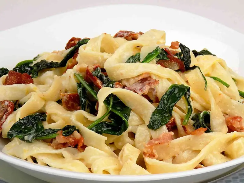 Pappardelle z chrupiącym boczkiem i szpinakiem w kremowym sosie mascarpone. Pyszne danie, które rozpływa się w ustach.