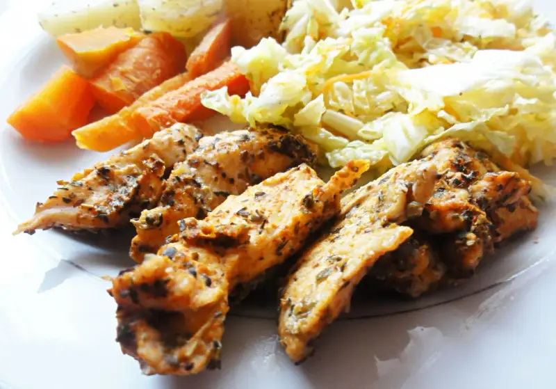 Aromatyczny kurczak na parze z marchewką i surówką. Pyszny i zdrowy obiad.